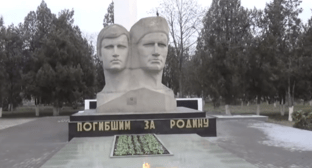 Памятник павшим воинам в Прохладном. Стоп-кадр видео 