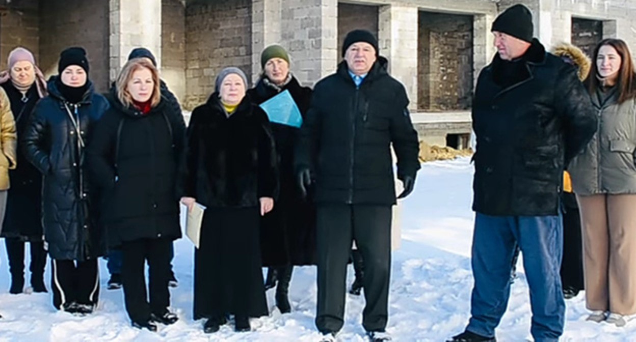 Обращение дольщиков, которые пожаловались на действия застройщика, ООО НСК "Сатурн". Скриншот видео https://www.youtube.com/watch?v=2o_9N510N71 Обращение дольщиков, которые пожаловались на действия застройщика, ООО НСК "Сатурн". Скриншот видео https://www.youtube.com/watch?v=2o_9N510N71