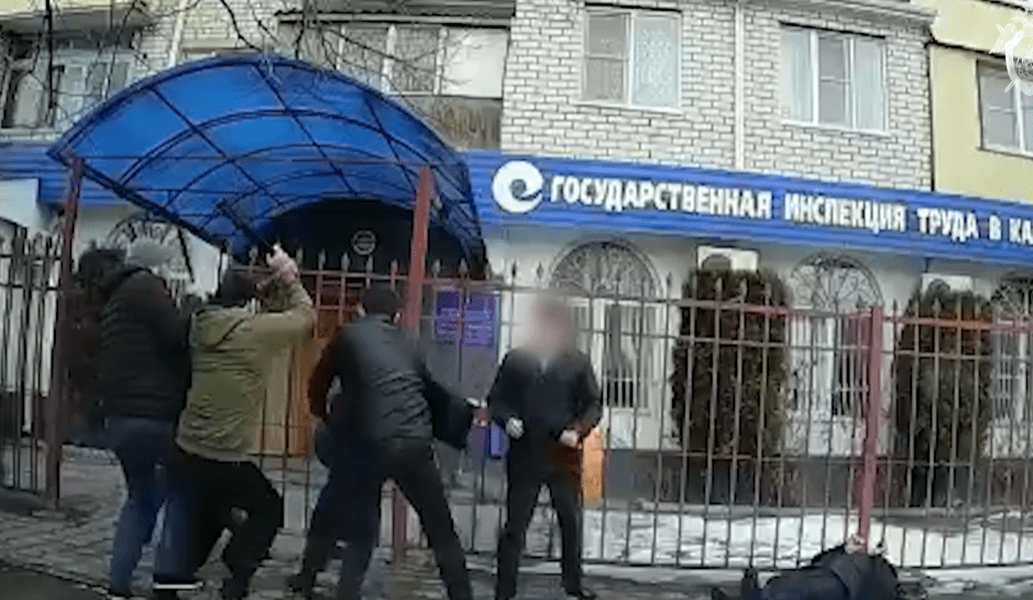 Нападение в Черкесске. Стоп-кадр видео, опубликованного на сайте управления СКР по Карачаево-Черкесии 14.03.24, https://kchr.sledcom.ru/news/item/1868221/
Нападение в Черкесске. Стоп-кадр видео, опубликованного на сайте управления СКР по Карачаево-Черкесии 14.03.24, https://kchr.sledcom.ru/news/item/1868221/