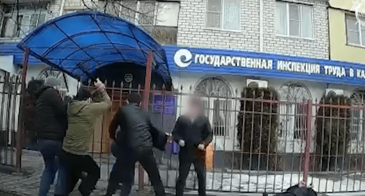 Нападение в Черкесске. Стоп-кадр видео, опубликованного на сайте управления СКР по Карачаево-Черкесии 14.03.24, https://kchr.sledcom.ru/news/item/1868221/
Нападение в Черкесске. Стоп-кадр видео, опубликованного на сайте управления СКР по Карачаево-Черкесии 14.03.24, https://kchr.sledcom.ru/news/item/1868221/