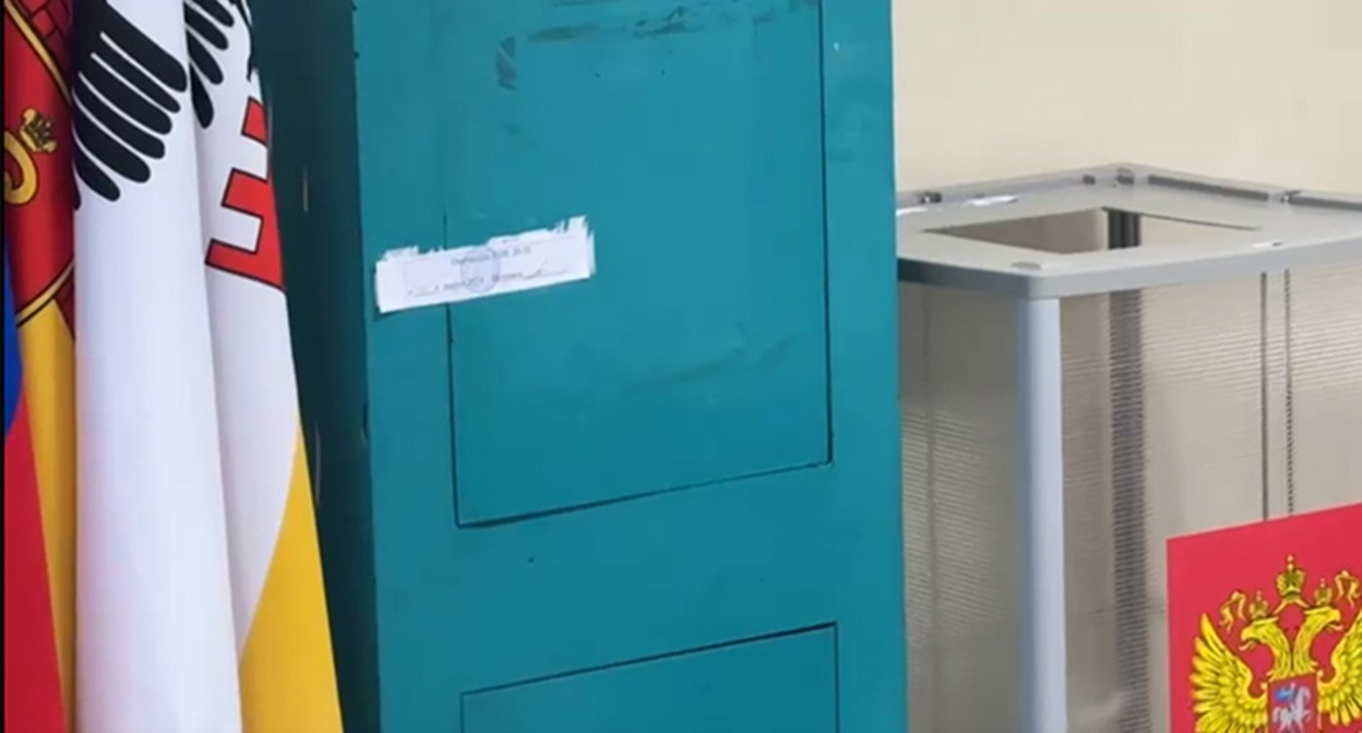 Cейф с бюллетенями на участке №2055 в Краснодаре. Кадр из видео https://t.me/kubizbirkom/231 Cейф с бюллетенями на участке №2055 в Краснодаре. Кадр из видео https://t.me/kubizbirkom/231