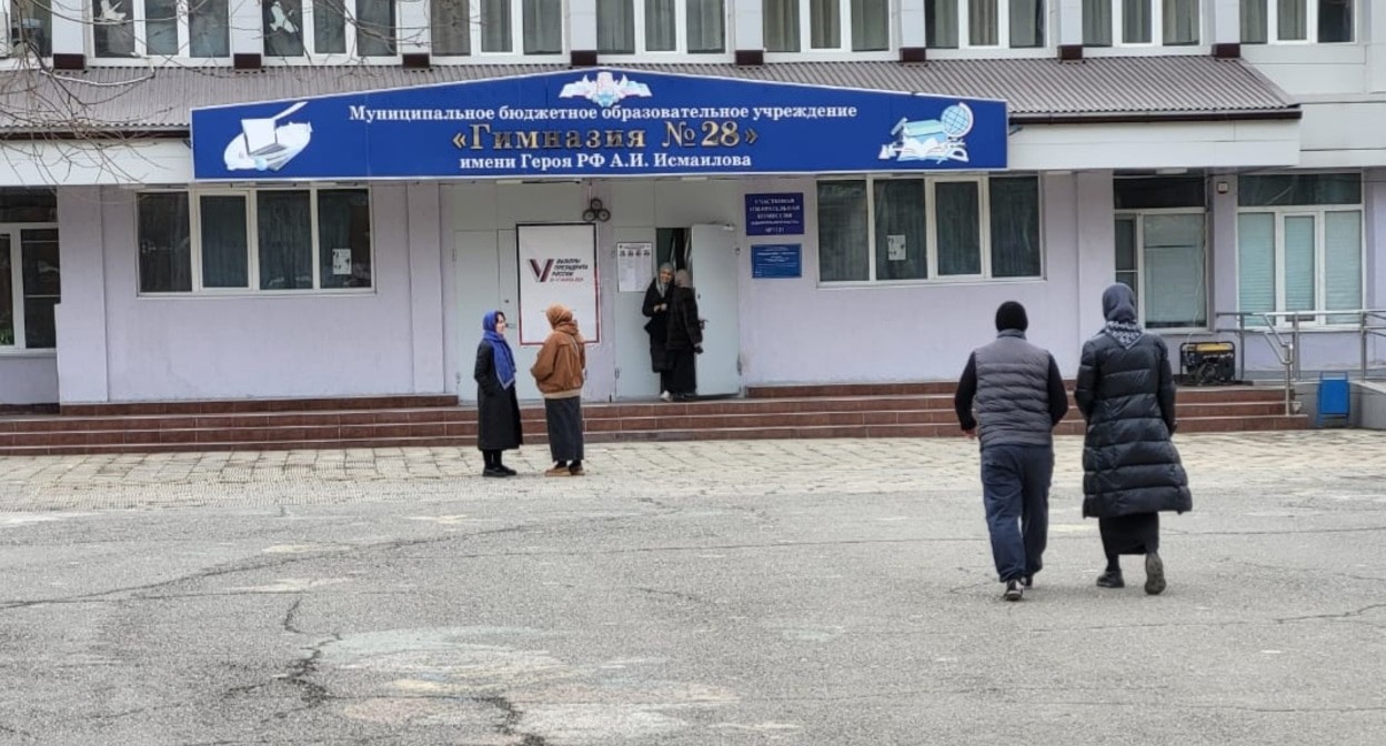 Люди около избирательного участка № 1131 в Махачкале. 16 марта 2024 года. Фото Олега Ионова для "Кавказского узла". Люди около избирательного участка № 1131 в Махачкале. 16 марта 2024 года. Фото Олега Ионова для "Кавказского узла".