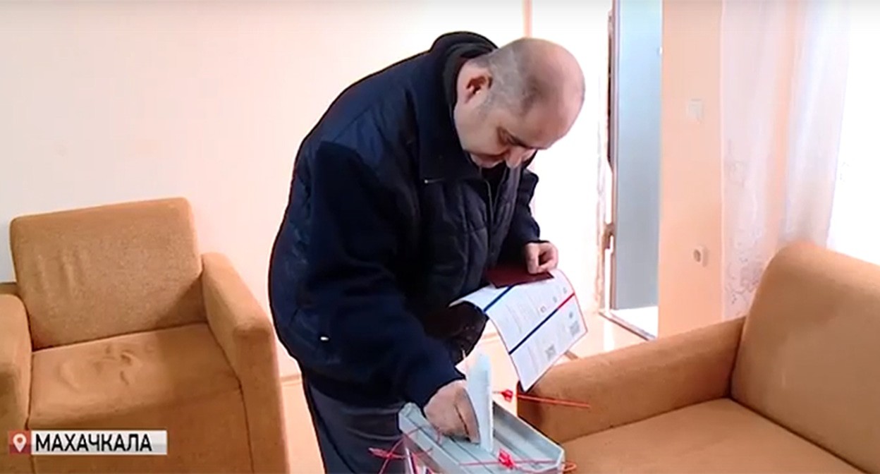 Беженец из Палестины голосует на выборах президента России в Махачкале. Кадр из видео https://vk.com/wall-37223994_40859 Беженец из Палестины голосует на выборах президента России в Махачкале. Кадр из видео https://vk.com/wall-37223994_40859