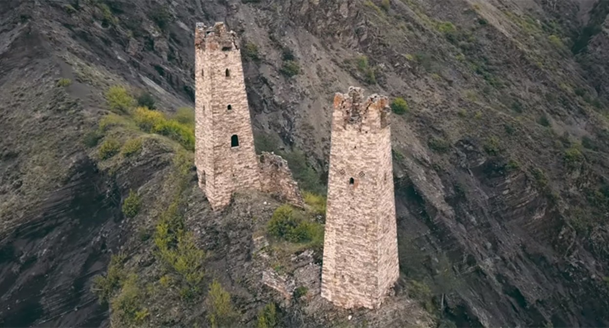 "Башни двух соперниц". Кадр из видео https://www.youtube.com/watch?v=E8_ACCkOmGA "Башни двух соперниц". Кадр из видео https://www.youtube.com/watch?v=E8_ACCkOmGA