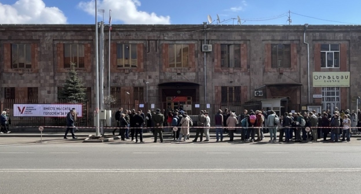Участники акции в Гюмри. 17 марта 2024 года. Фото Романа Кужева для "Кавказского узла". Участники акции в Гюмри. 17 марта 2024 года. Фото Романа Кужева для "Кавказского узла".