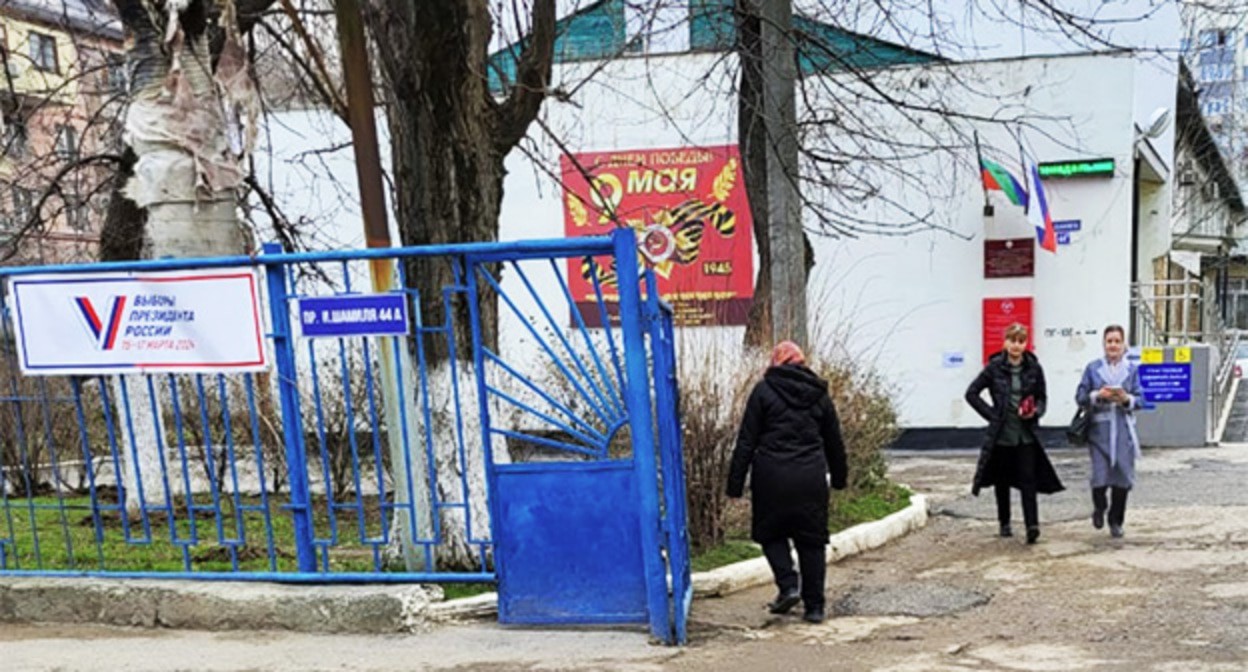 Около участка №1137 в Махачкале. 17 марта 2024 г. Фото Олега Ионова для "Кавказского узла" Около участка №1137 в Махачкале. 17 марта 2024 г. Фото Олега Ионова для "Кавказского узла"