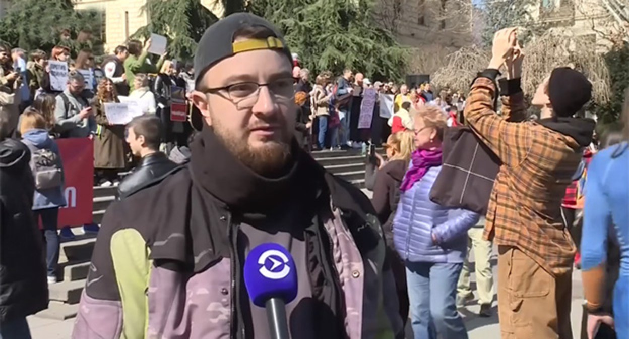 Участники акции протеста в Тбилиси. 17 марта 2024 г. Скриншот видео https://www.currenttime.tv/a/hochetsya-nadeyatsya-chto-rossiya-budet-svobodnoy-tbilisi/32865006.html Участники акции протеста в Тбилиси. 17 марта 2024 г. Скриншот видео https://www.currenttime.tv/a/hochetsya-nadeyatsya-chto-rossiya-budet-svobodnoy-tbilisi/32865006.html