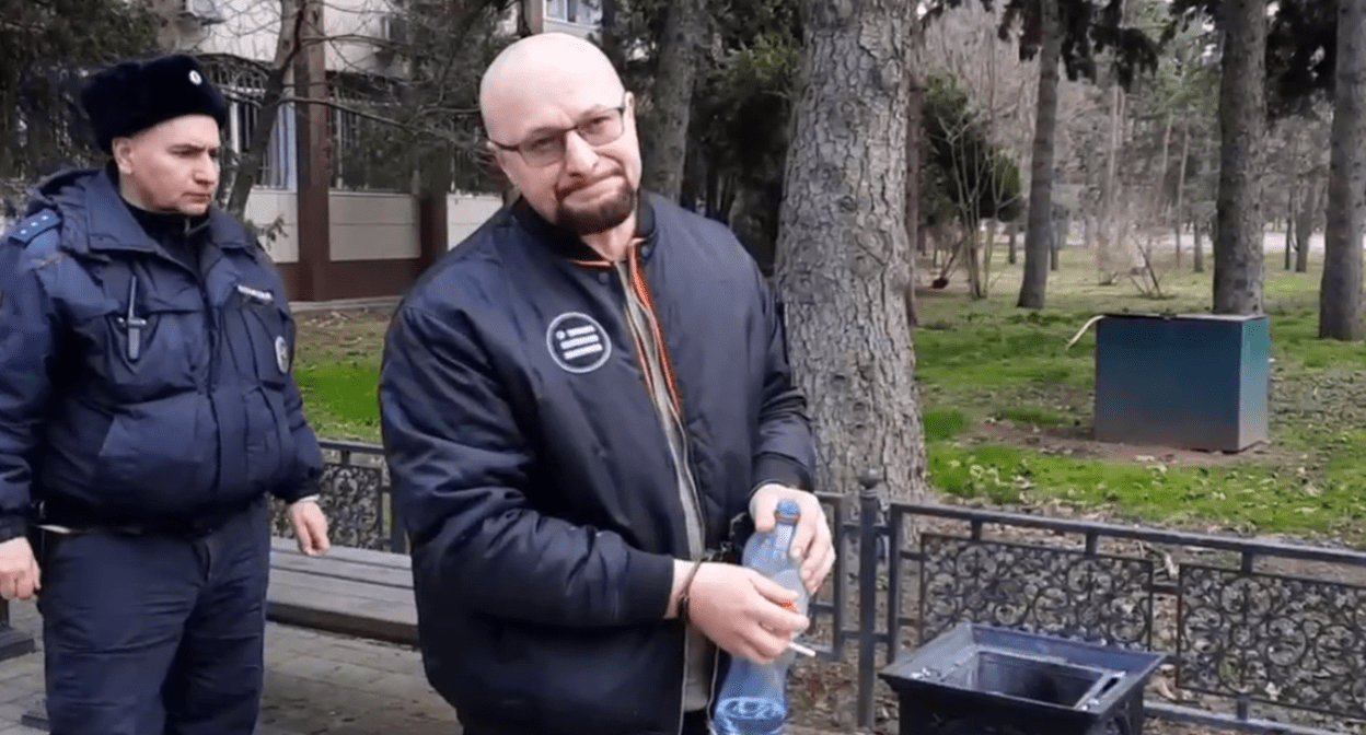 Руслан Хубаев у здания суда. Стоп-кадр видео RusNews от 17.03.24, https://t.me/rusnews/50714 Руслан Хубаев у здания суда. Стоп-кадр видео RusNews от 17.03.24, https://t.me/rusnews/50714