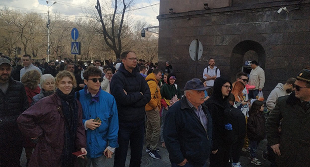 Возле избирательного участка в Ереване. Фото Армине Мартиросян для "Кавказского узла" Возле избирательного участка в Ереване. Фото Армине Мартиросян для "Кавказского узла"
