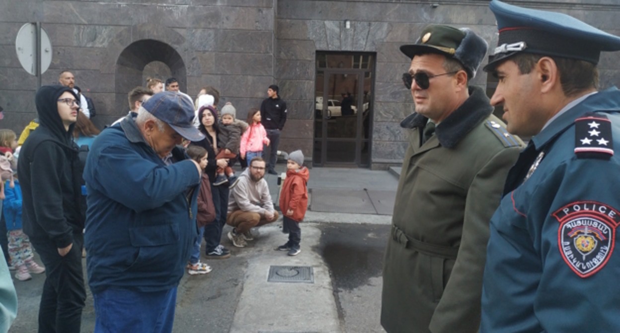 Силовики и очередь перед посольством в Ереване, фото корреспондента "Кавказского узла". Силовики и очередь перед посольством в Ереване, фото корреспондента "Кавказского узла".