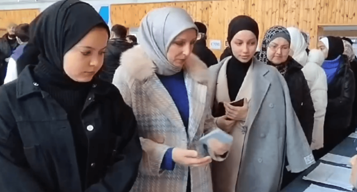 Беженцы из Палестины на участке в Чечне. Стоп-кадр видео "Грозный-информ" от 16.03.24, https://t.me/groznyinform/32557 Беженцы из Палестины на участке в Чечне. Стоп-кадр видео "Грозный-информ" от 16.03.24, https://t.me/groznyinform/32557