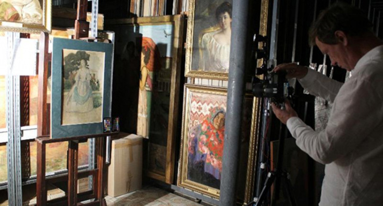 Реставратор за работой в Таганрогском художественном музее. Фото: Фото https://vk.com/rusmuseum Реставратор за работой в Таганрогском художественном музее. Фото: Фото https://vk.com/rusmuseum