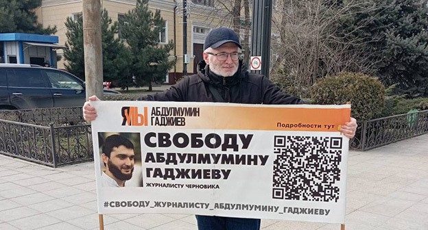 Пикет Магомеда Магомедова. Махачкала, 18 марта 2024 г. Фото Телеграм канал "Черновик" Пикет Магомеда Магомедова. Махачкала, 18 марта 2024 г. Фото Телеграм канал "Черновик"