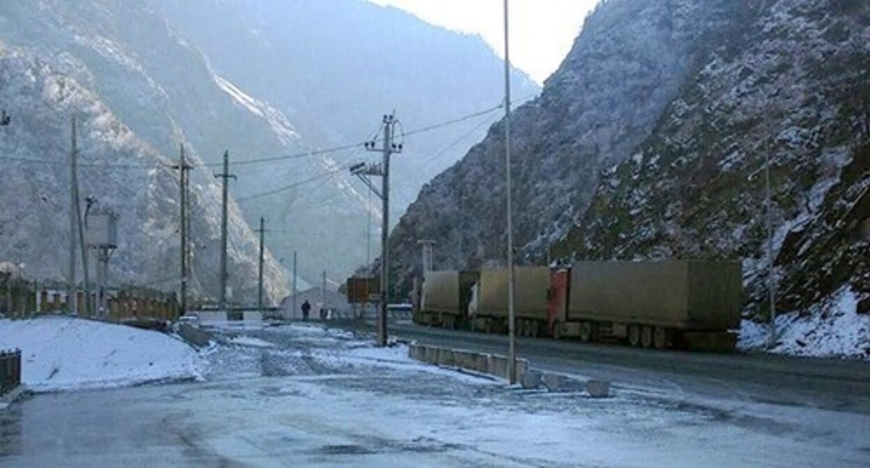 Грузовики на Военно-Грузинской дороге. Фото Ахмеда Альдебирова для "Кавказского узла" Грузовики на Военно-Грузинской дороге. Фото Ахмеда Альдебирова для "Кавказского узла"