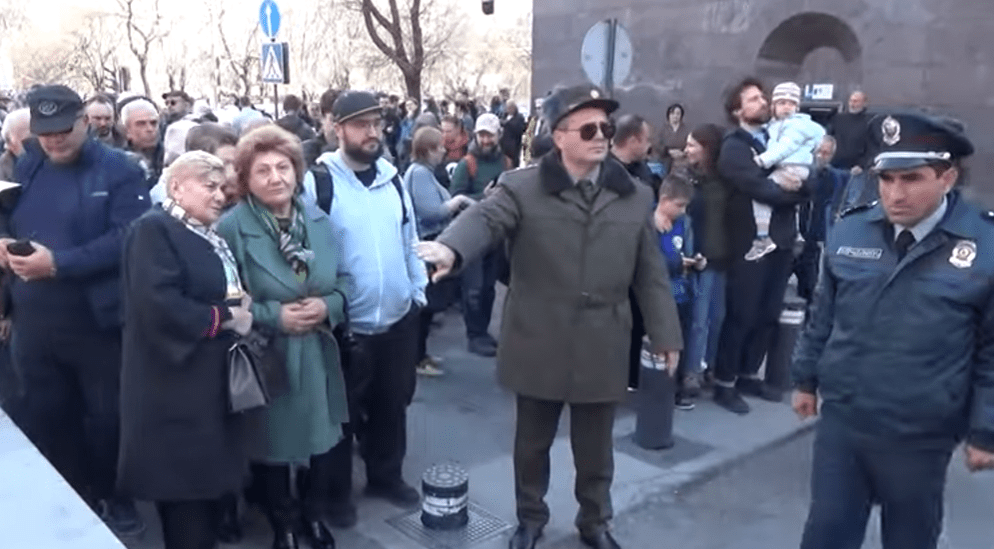 Очередь к российскому посольству в Ереване. Стоп-кадр видео "Кавказского узла" от 17.03.24, https://www.youtube.com/watch?v=cutR6NGHxV0&t=149s Очередь к российскому посольству в Ереване. Стоп-кадр видео "Кавказского узла" от 17.03.24, https://www.youtube.com/watch?v=cutR6NGHxV0&t=149s