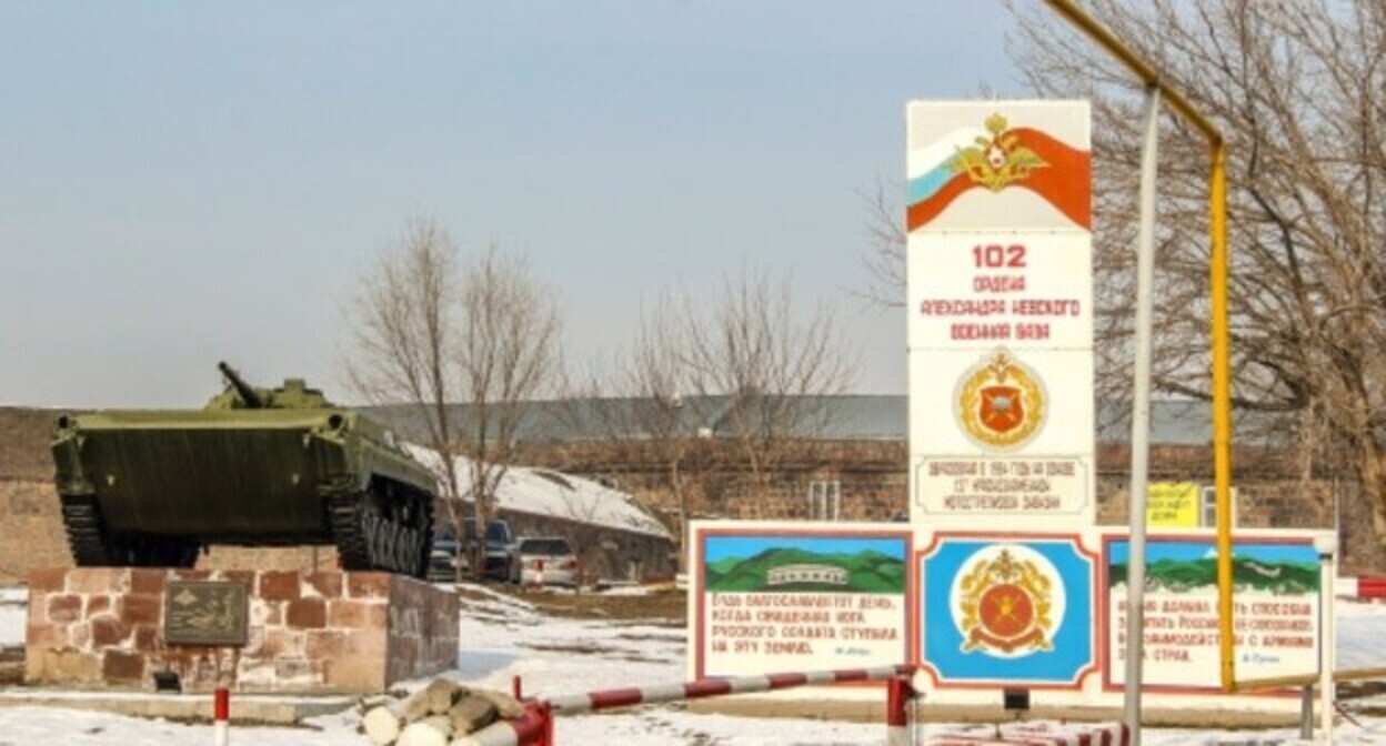 Мемориал у въезда на российскую военную базу в Гюмри. Фото Тиграна Петросяна для "Кавказского узла". Мемориал у въезда на российскую военную базу в Гюмри. Фото Тиграна Петросяна для "Кавказского узла".