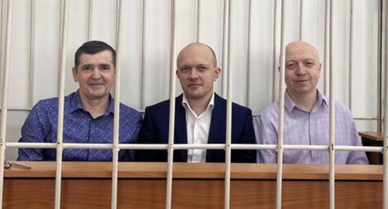 Сергей Косьяненко, Ринат Кирамов и Сергей Королёв (слева направо) в зале суда. Фото с сайта, где собраны сведения об уголовных делах в отношении российских Свидетелей Иеговы* 396 российских организаций Свидетелей Иеговы признаны экстремистскими Сергей Косьяненко, Ринат Кирамов и Сергей Королёв (слева направо) в зале суда. Фото с сайта, где собраны сведения об уголовных делах в отношении российских Свидетелей Иеговы* 396 российских организаций Свидетелей Иеговы признаны экстремистскими