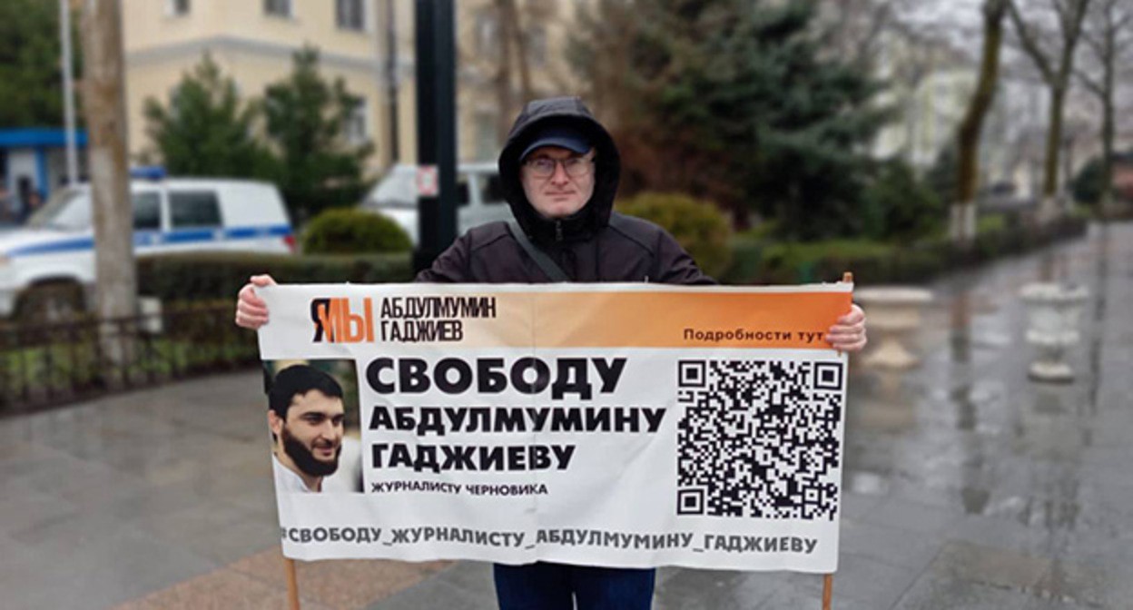 Магомед Магомедов в одиночном пикете. Махачкала, 25 марта 2024 г. Фото: Телеграм-канал "Черновик" от 25 марта 2024 года. https://t.me/chernovik/60421 Магомед Магомедов в одиночном пикете. Махачкала, 25 марта 2024 г. Фото: Телеграм-канал "Черновик" от 25 марта 2024 года. https://t.me/chernovik/60421