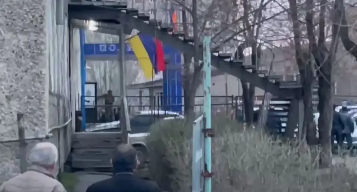 Нападение на полицейский участок. Ереван, 24 марта 2024 г. Скриншот видео https://tengrinews.kz/world_news/armenii-nazvali-prichinu-napadeniya-politseyskiy-uchastok-530103/ Нападение на полицейский участок. Ереван, 24 марта 2024 г. Скриншот видео https://tengrinews.kz/world_news/armenii-nazvali-prichinu-napadeniya-politseyskiy-uchastok-530103/