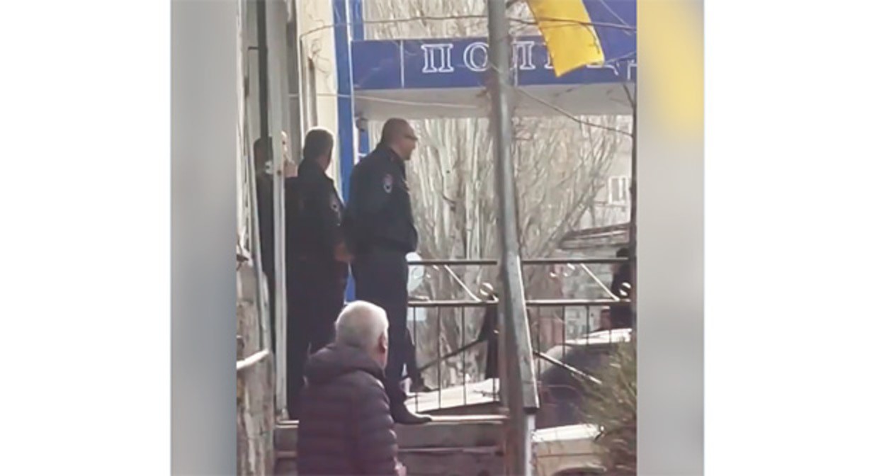 Нападение на полицейский участок в Ереване. 24 марта 2024 г. Скриншот видео Телеграм-канал ArmLur.am 24.03.2024 г. t.me/armluram
/25528
Нападение на полицейский участок в Ереване. 24 марта 2024 г. Скриншот видео Телеграм-канал ArmLur.am 24.03.2024 г. t.me/armluram
/25528