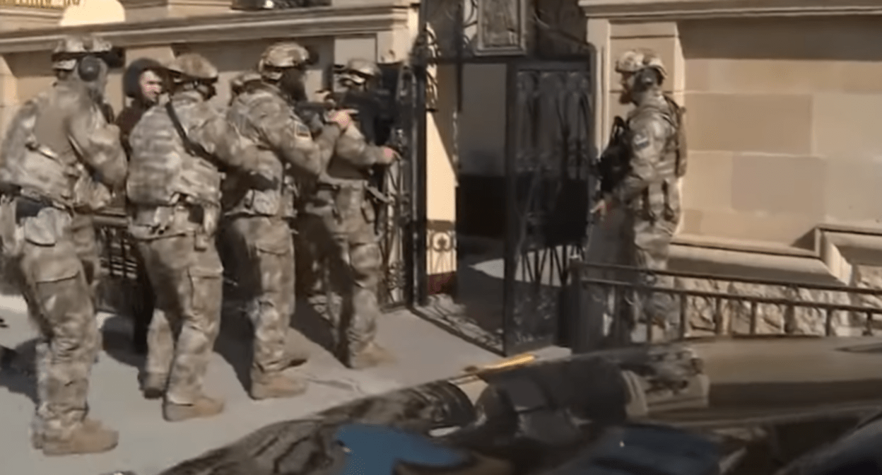Силовики заходят в храм Архангела Михаила в Грозном, на который напали террористы 19 мая 2018 года. Стоп-кадр видео из YouTube-канала "Ахтуба ТВ" от 19.05.2018, https://www.youtube.com/watch?v=-NSpvypvCes. Силовики заходят в храм Архангела Михаила в Грозном, на который напали террористы 19 мая 2018 года. Стоп-кадр видео из YouTube-канала "Ахтуба ТВ" от 19.05.2018, https://www.youtube.com/watch?v=-NSpvypvCes.