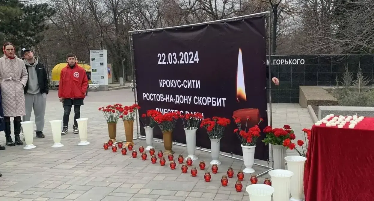Цветы и свечи в память жертв теракта в "Крокус Сити Холле". Фото: rostov-gorod.ru. https://www.dg-yug.ru/news/20132389.html Цветы и свечи в память жертв теракта в "Крокус Сити Холле". Фото: rostov-gorod.ru. https://www.dg-yug.ru/news/20132389.html