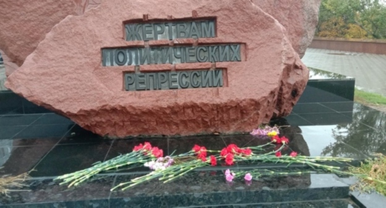 Цветы у памятника жертвам репрессий. Волгоград, 28 октября 2023 года. Фото Вячеслава Ященко для "Кавказского узла". Цветы у памятника жертвам репрессий. Волгоград, 28 октября 2023 года. Фото Вячеслава Ященко для "Кавказского узла".