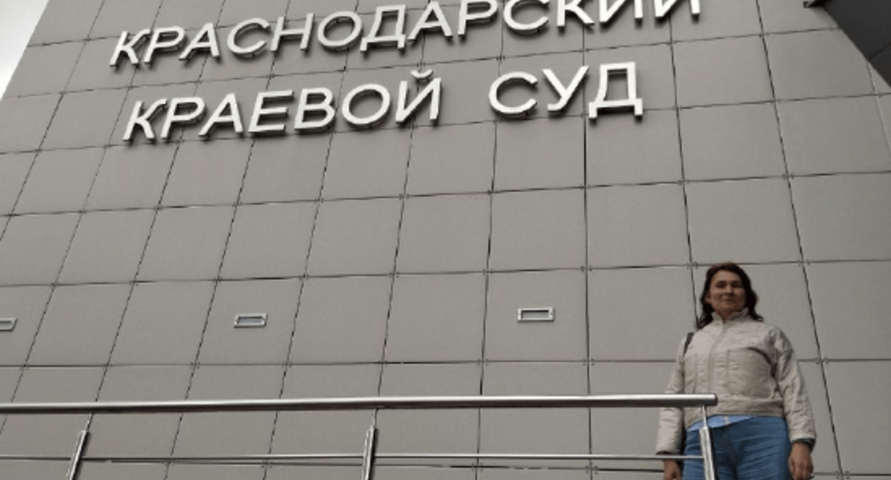 Валентина Шостак у здания Краснодарского краевого суда. Скриншот фото из Telegram-канала Валентины Шостак от 26.03.24, https://t.me/valentinashostak/296 Валентина Шостак у здания Краснодарского краевого суда. Скриншот фото из Telegram-канала Валентины Шостак от 26.03.24, https://t.me/valentinashostak/296