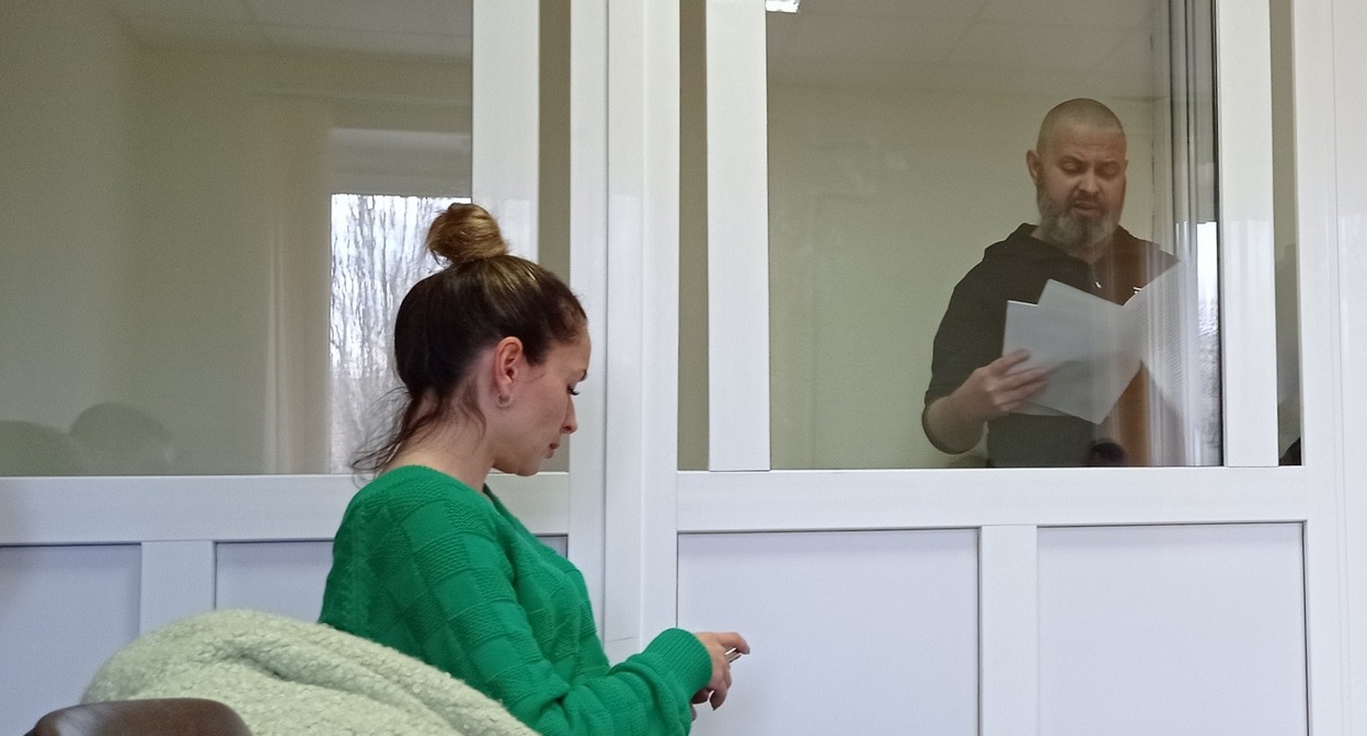 Сергей Легкобитов (за стеклом) выступает в прениях. Слева - его защитница Екатерина Кузнецова. Пятигорск, 26 марта 2024 года. Фото корреспондента "Кавказского узла". Сергей Легкобитов (за стеклом) выступает в прениях. Слева - его защитница Екатерина Кузнецова. Пятигорск, 26 марта 2024 года. Фото корреспондента "Кавказского узла".