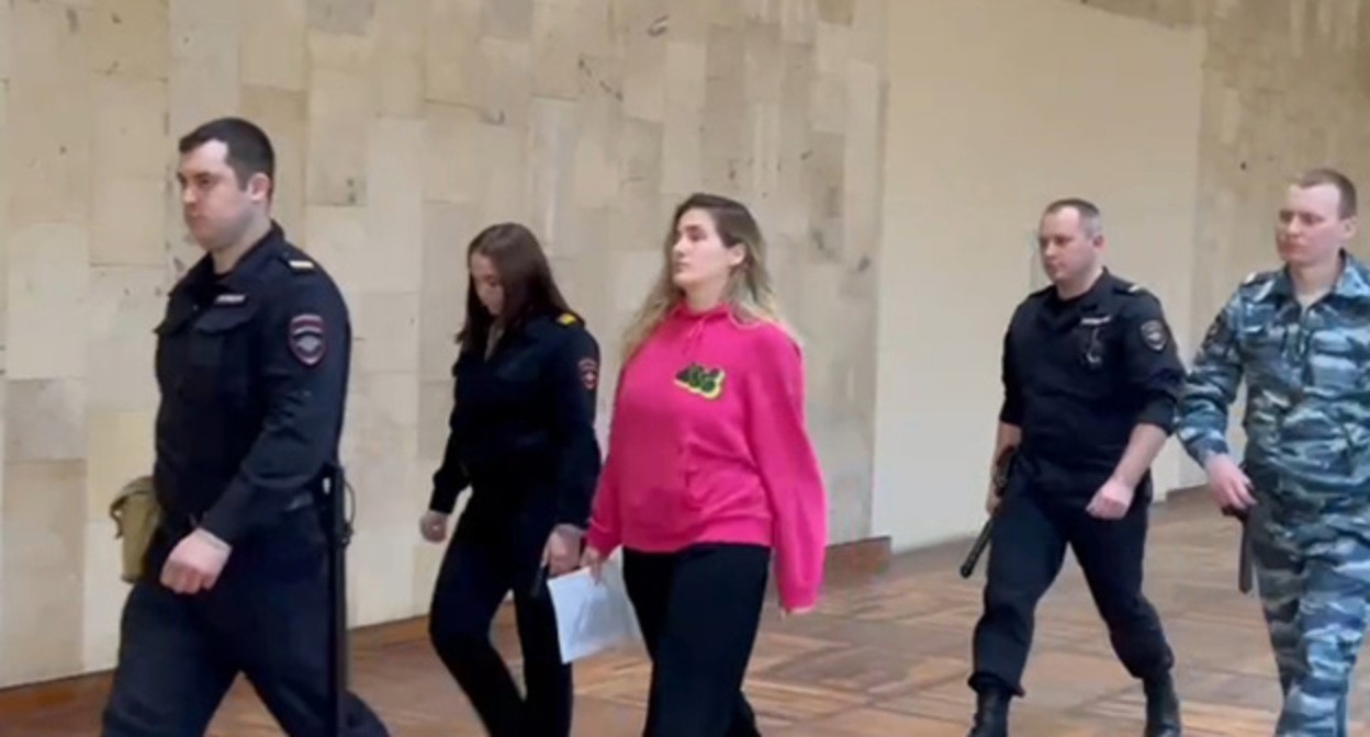 Арест Алены Агафоновой. Скриншот видео "Объединенной прессы" 27.03.2024 г. https://t.me/vlgsud/2010 Арест Алены Агафоновой. Скриншот видео "Объединенной прессы" 27.03.2024 г. https://t.me/vlgsud/2010