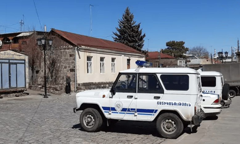 Полицейская машина. Фото: AZƏRBAYCAN 24. https://www.azerbaycan24.com/ru/napadenie-na-otdel-politsii-kvalifitsirovali-kak-terakt-v-erevane/ Полицейская машина. Фото: AZƏRBAYCAN 24. https://www.azerbaycan24.com/ru/napadenie-na-otdel-politsii-kvalifitsirovali-kak-terakt-v-erevane/