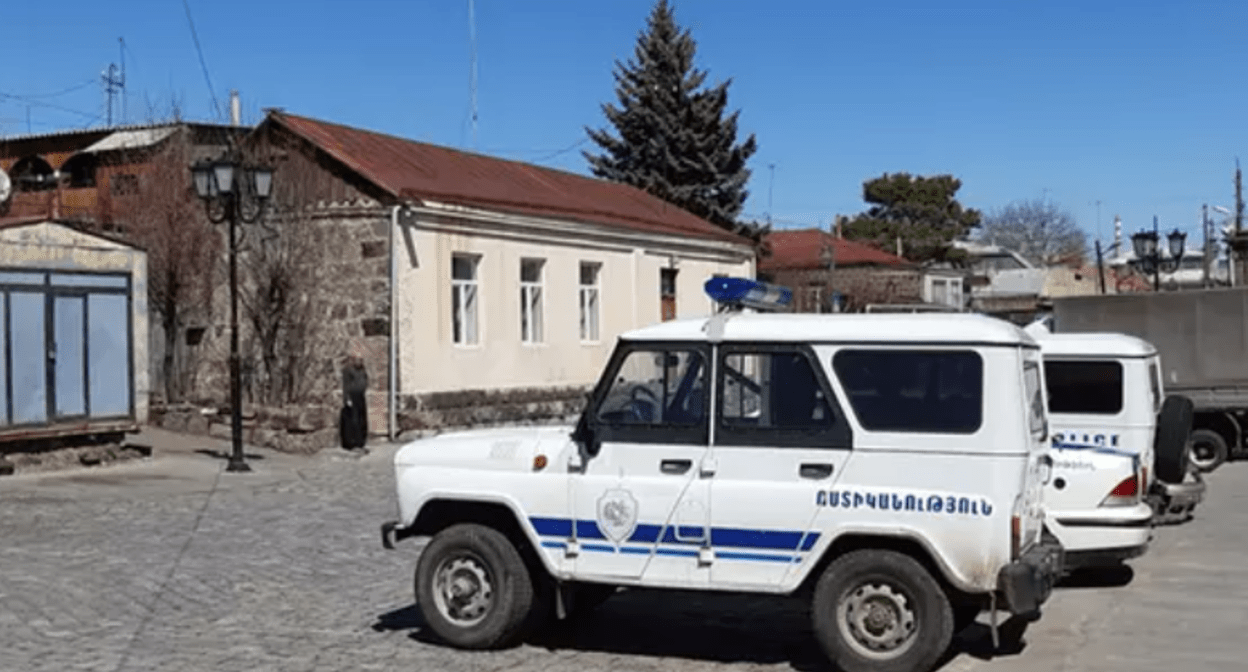 Полицейская машина. Фото: AZƏRBAYCAN 24. https://www.azerbaycan24.com/ru/napadenie-na-otdel-politsii-kvalifitsirovali-kak-terakt-v-erevane/ Полицейская машина. Фото: AZƏRBAYCAN 24. https://www.azerbaycan24.com/ru/napadenie-na-otdel-politsii-kvalifitsirovali-kak-terakt-v-erevane/