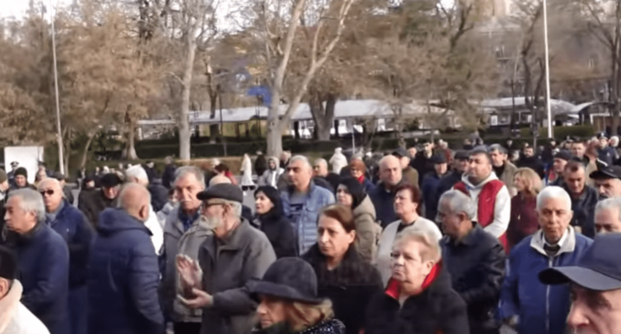 Участники митинга в Ереване. Стоп-кадр из YouTube-канала 24tv от 27.03.24, https://www.youtube.com/watch?v=NaVtydS68es Участники митинга в Ереване. Стоп-кадр из YouTube-канала 24tv от 27.03.24, https://www.youtube.com/watch?v=NaVtydS68es