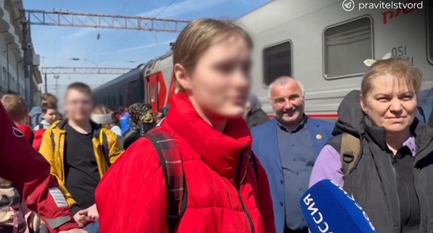 Группа жителей Белгородской области прибыла в Дагестан. Скриншот видео Телеграм-канала правительства Дагестана от 29.03.2024 г. https://t.me/pravitelstvord/16180 Группа жителей Белгородской области прибыла в Дагестан. Скриншот видео Телеграм-канала правительства Дагестана от 29.03.2024 г. https://t.me/pravitelstvord/16180