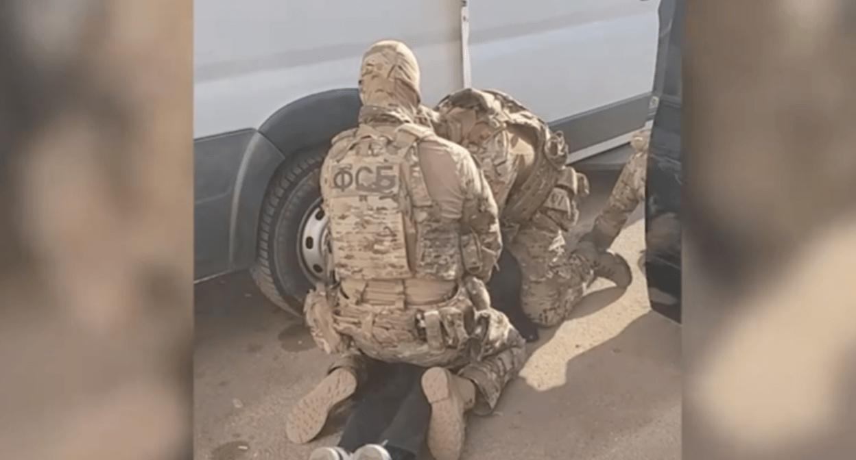 Задержание подозреваемых на Ставрополье. Стоп-кадр видео ЦОС ФСБ, размещенного в Telegram-канале ТАСС 29.03.24, https://t.me/tass_agency/240750 Задержание подозреваемых на Ставрополье. Стоп-кадр видео ЦОС ФСБ, размещенного в Telegram-канале ТАСС 29.03.24, https://t.me/tass_agency/240750