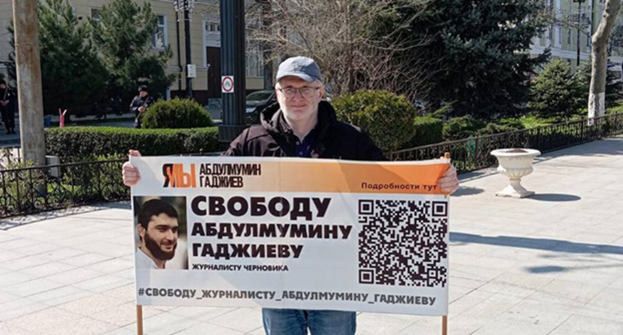 Магомед Магомедов на одиночном пикете в Махачкале. 1 апреля 2024 г. Фото Телеграм канал "Черновик" Магомед Магомедов на одиночном пикете в Махачкале. 1 апреля 2024 г. Фото Телеграм канал "Черновик"