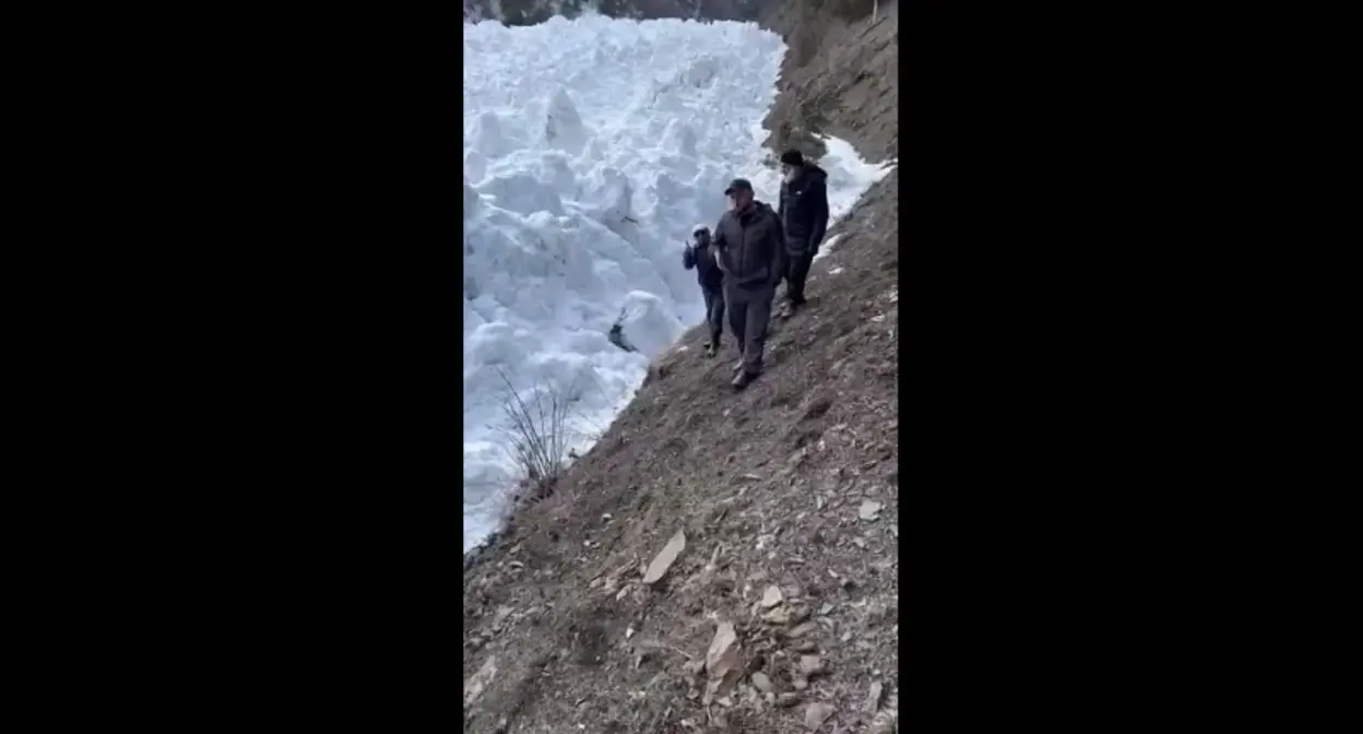Лавина в селе Эльбок Цунтинского района. Скриншот видео https://vk.com/wall-21245447_832664 Лавина в селе Эльбок Цунтинского района. Скриншот видео https://vk.com/wall-21245447_832664