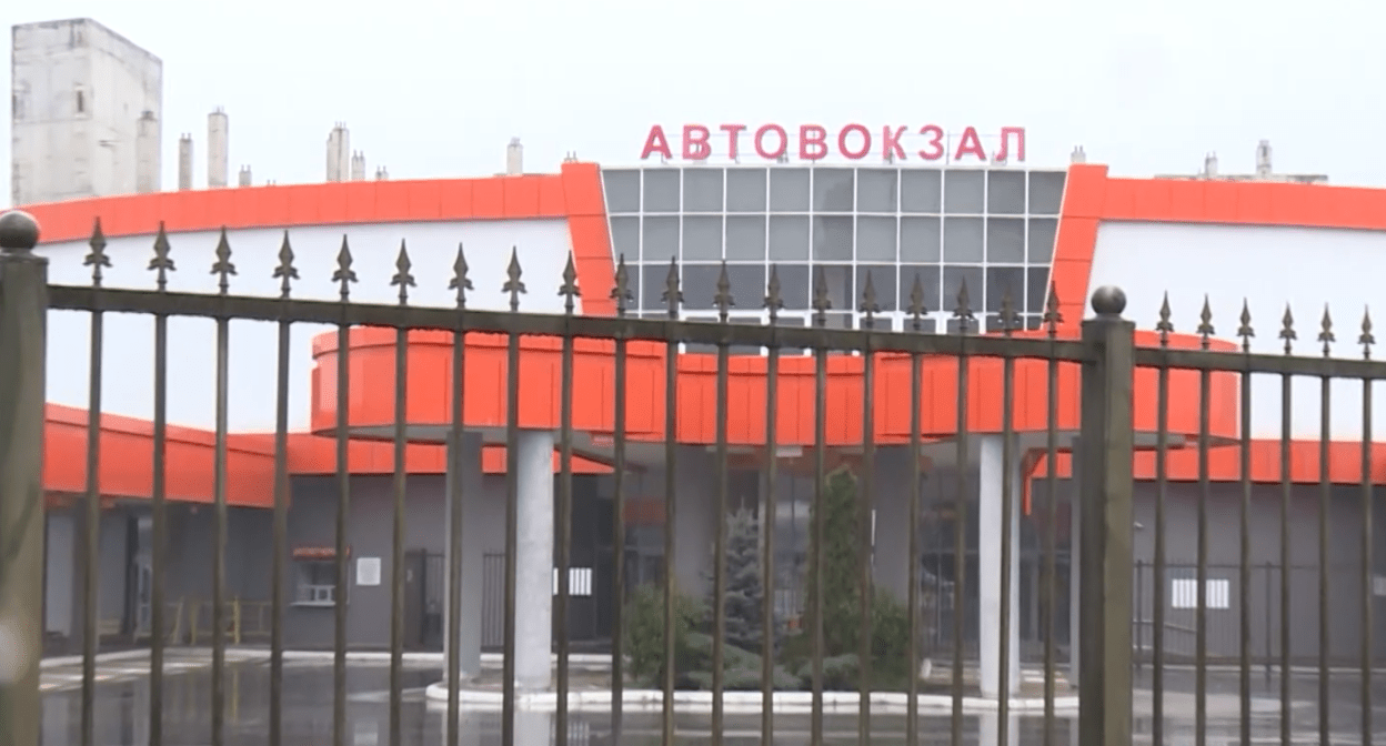 Южный автовокзал в Нальчике. Стоп-кадр видео "Вести КБР" от 01.04.23, https://rutube.ru/video/c80e88f6cc281a46d4114ca81a2d3724/ Южный автовокзал в Нальчике. Стоп-кадр видео "Вести КБР" от 01.04.23, https://rutube.ru/video/c80e88f6cc281a46d4114ca81a2d3724/