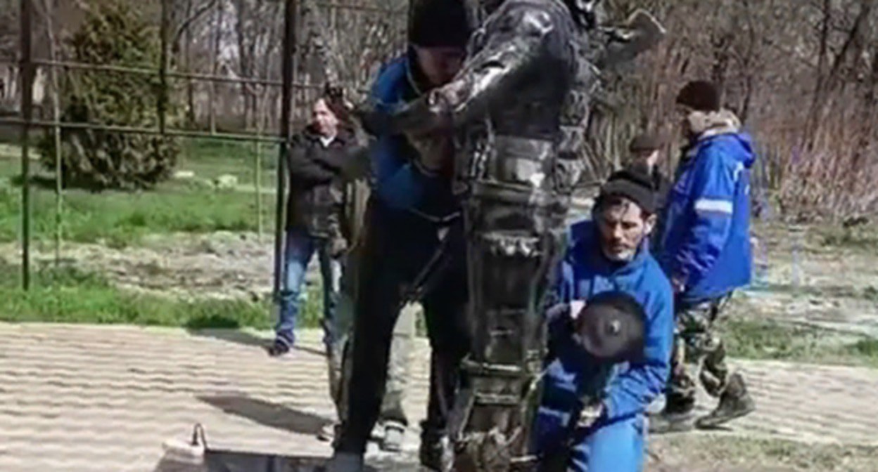 Снос памятника в Моздоке. Скриншот видео lenta.ru https://lenta.ru/news/2024/03/28/v-rossii-snesli-pamyatnik-boytsam-svo/ Снос памятника в Моздоке. Скриншот видео lenta.ru https://lenta.ru/news/2024/03/28/v-rossii-snesli-pamyatnik-boytsam-svo/