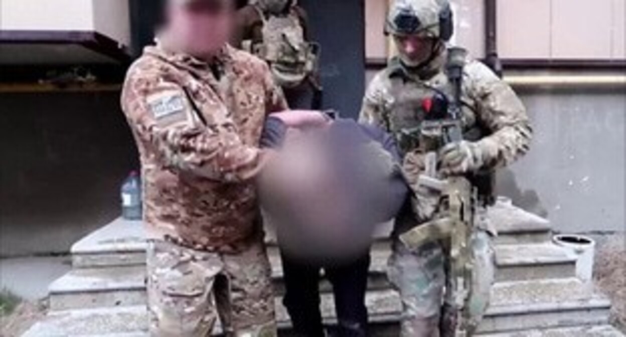 Кадр задержания подозреваемых в подготовке теракта в Дагестане. Фото ФСБ России Кадр задержания подозреваемых в подготовке теракта в Дагестане. Фото ФСБ России