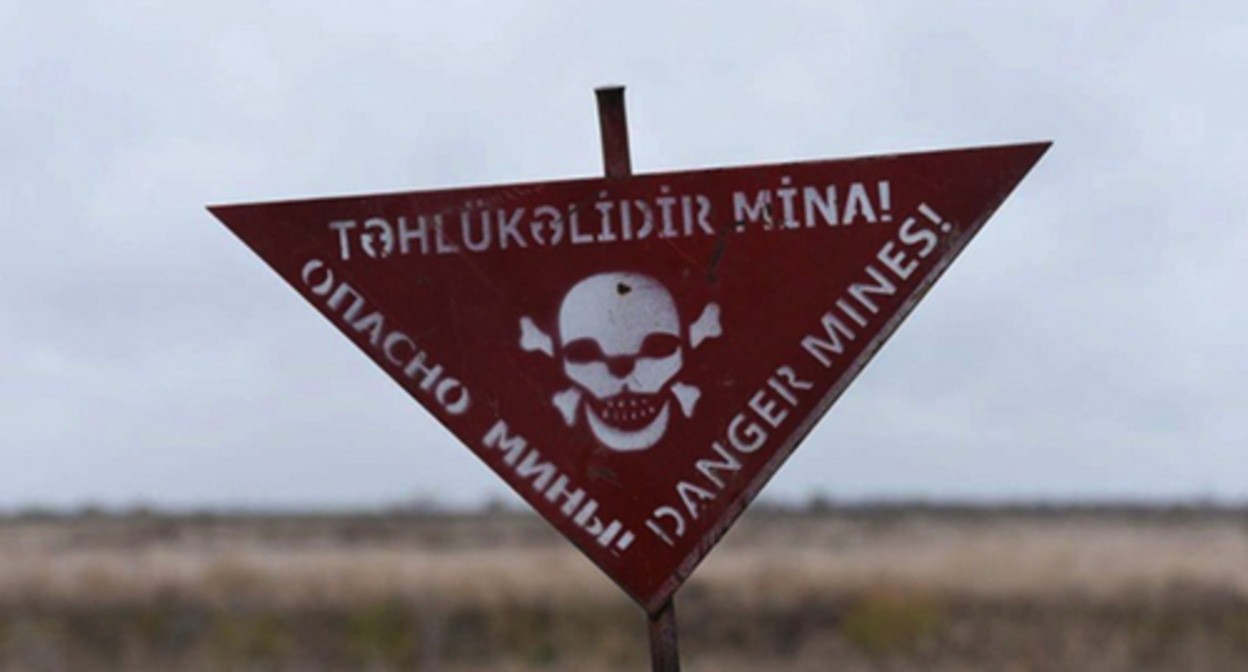 Табличка с предупреждением о минной опасности. Фото: https://report.az/ru/vnutrennyaya-politika/al-dzhazira-azerbajdzhan-luchshe-bolshinstva-stran-finansiruet-razminirovanie/ Табличка с предупреждением о минной опасности. Фото: https://report.az/ru/vnutrennyaya-politika/al-dzhazira-azerbajdzhan-luchshe-bolshinstva-stran-finansiruet-razminirovanie/