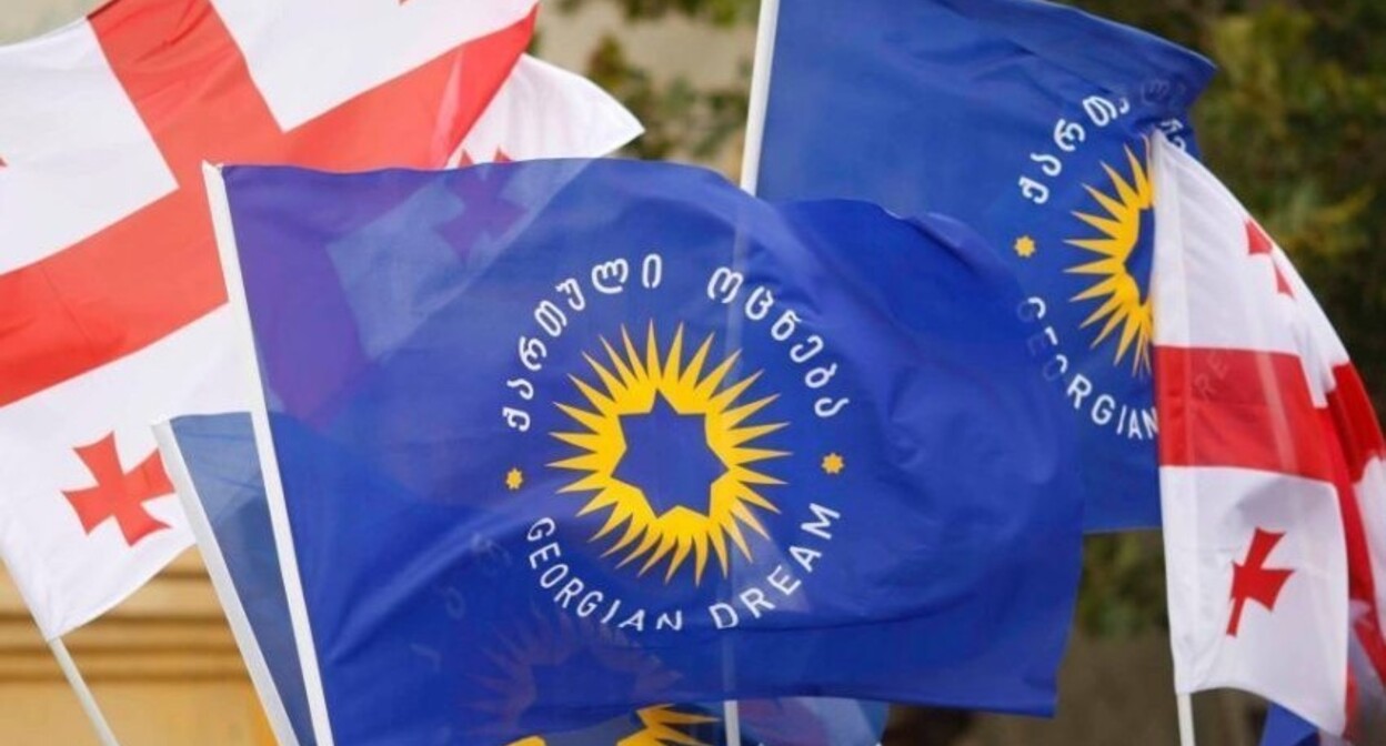 Флаги "Грузинской мечты". Фото: Report https://report.az/ru/v-regione/gruzinskaya-mechta-nazvala-kandidata-na-post-mera-tbilisi/ Флаги "Грузинской мечты". Фото: Report https://report.az/ru/v-regione/gruzinskaya-mechta-nazvala-kandidata-na-post-mera-tbilisi/