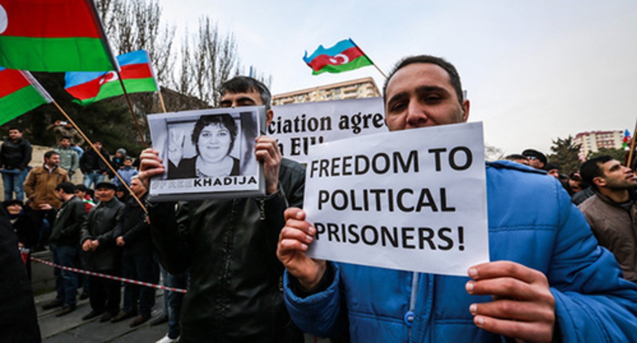 Участники митинга в Баку держат в руках портрет журналистки Хадиджи Исмаиловой и плакат: "Свободу политическим заключенным ". Фото Азиза Каримова для "Кавказского узла" Участники митинга в Баку держат в руках портрет журналистки Хадиджи Исмаиловой и плакат: "Свободу политическим заключенным ". Фото Азиза Каримова для "Кавказского узла"