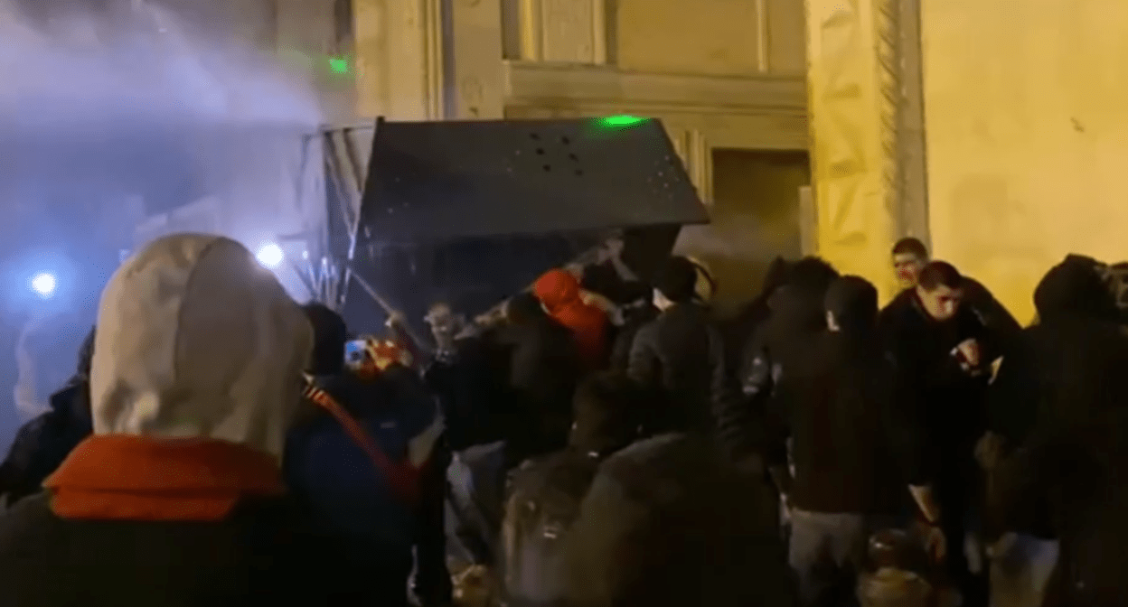 Силовики водометами разгоняют участников акции против иноагентов в Грузии. Стоп-кадр видео RusNews от 08.03.23, https://t.me/rusnews/29560 Силовики водометами разгоняют участников акции против иноагентов в Грузии. Стоп-кадр видео RusNews от 08.03.23, https://t.me/rusnews/29560