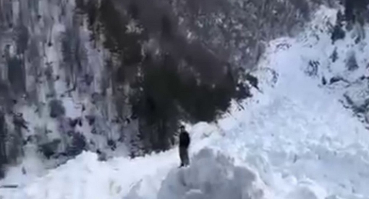 Дорога на Эльбок, стоп-кадр видео телеграм-канала издания "Черновик" https://t.me/chernovik/69646 Дорога на Эльбок, стоп-кадр видео телеграм-канала издания "Черновик" https://t.me/chernovik/69646