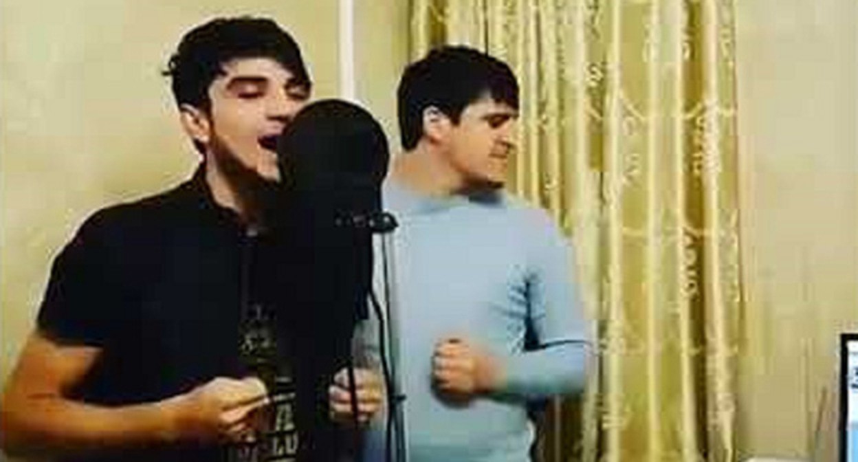 Братья Аюб и Асхаб Вахараговы. Фото: кадр видео
"Аюб Вахарагов" Official Music, https://www.youtube.com/watch?v=QyXyGKM3wPY Братья Аюб и Асхаб Вахараговы. Фото: кадр видео
"Аюб Вахарагов" Official Music, https://www.youtube.com/watch?v=QyXyGKM3wPY