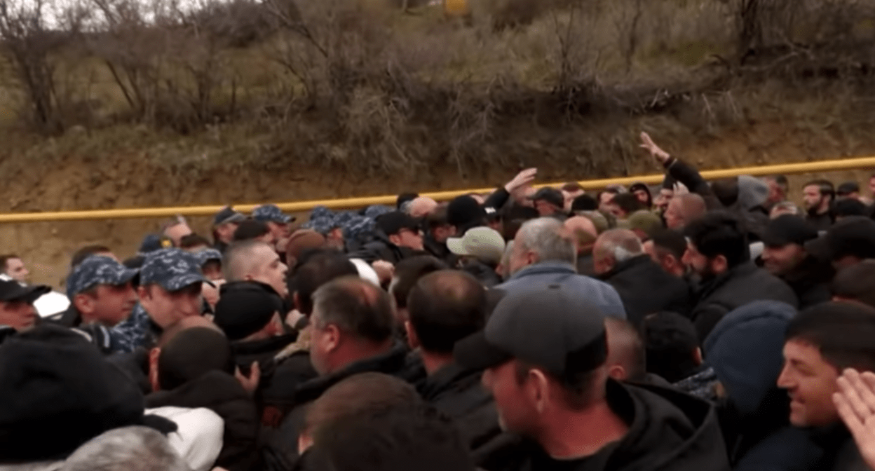 Силовики сдержали протестующих в Адигени. Стоп-кадр видео телекомпании "Пирвели" от 05.04.23, https://tvpirveli.ge/ka/siaxleebi/politika/65081-gadaketili-gzebi-chkhubi-da-dapirispireba-mobilizebuli-spetsrazmi-ra-khdeba Силовики сдержали протестующих в Адигени. Стоп-кадр видео телекомпании "Пирвели" от 05.04.23, https://tvpirveli.ge/ka/siaxleebi/politika/65081-gadaketili-gzebi-chkhubi-da-dapirispireba-mobilizebuli-spetsrazmi-ra-khdeba
