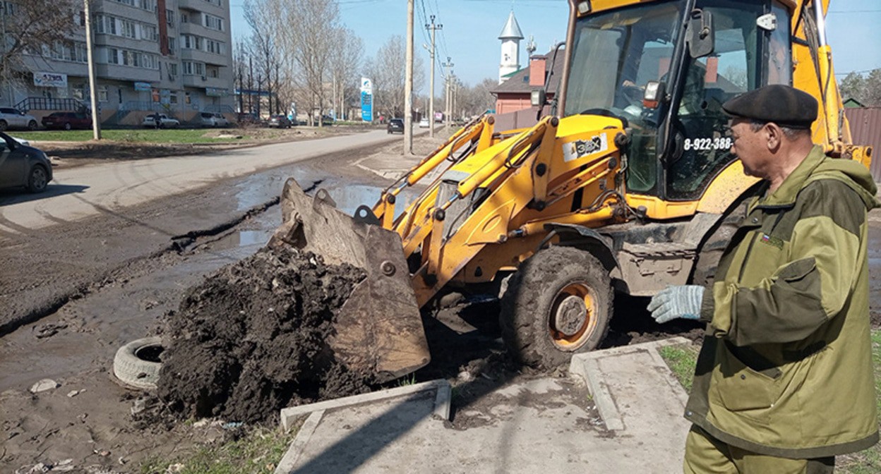 Техника работает на улице 1-я Соликамская в Астрахани. Фото: Наиль Адельшинов https://vk.com/wall368809974_3713 Техника работает на улице 1-я Соликамская в Астрахани. Фото: Наиль Адельшинов https://vk.com/wall368809974_3713