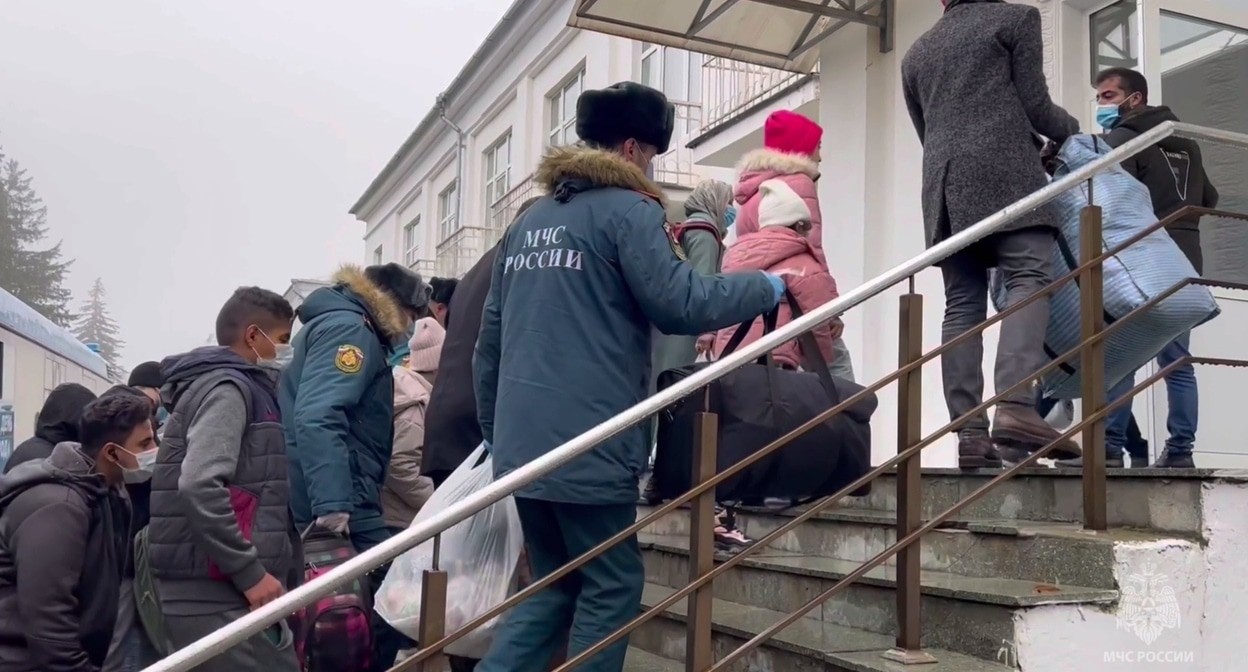 Сотрудники МЧС в Нальчике сопровождают переселенцев из Палестины. Кадр видео управления МЧС по Кабардино-Балкарии https://t.me/mchskbr Сотрудники МЧС в Нальчике сопровождают переселенцев из Палестины. Кадр видео управления МЧС по Кабардино-Балкарии https://t.me/mchskbr