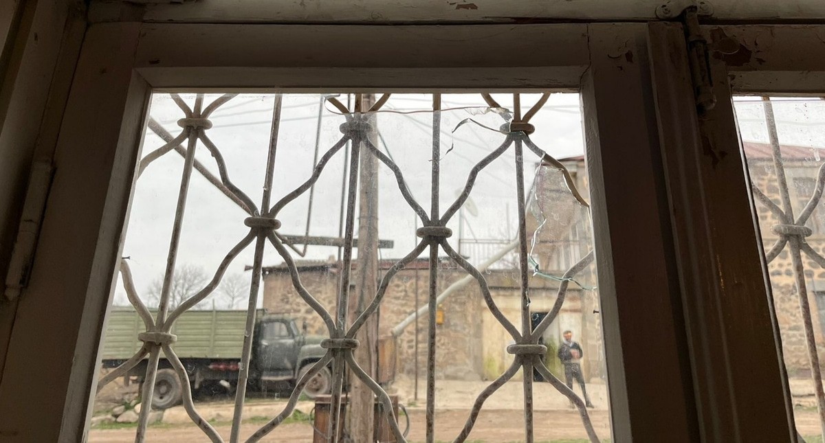 Разбитое пулей окно в доме жителя села Тех. Фото: МВД Армении https://www.facebook.com/photo?fbid=379276988404465&set=pcb.379277771737720 (деятельность компании Meta, которая владеет Facebook, запрещена в России) Разбитое пулей окно в доме жителя села Тех. Фото: МВД Армении https://www.facebook.com/photo?fbid=379276988404465&set=pcb.379277771737720 (деятельность компании Meta, которая владеет Facebook, запрещена в России)